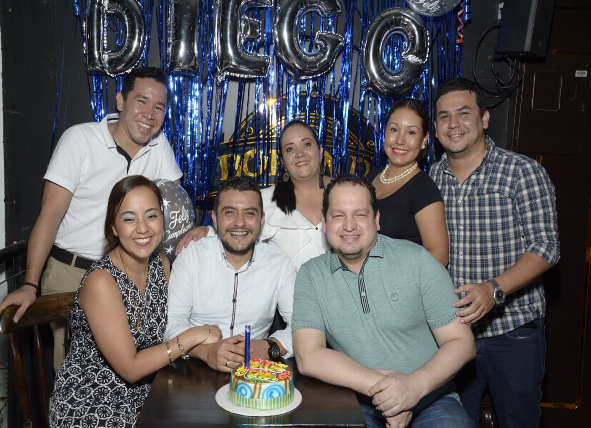 Carolina Méndez Fonseca, Jhony Andrés Suarez, el cumpleañero Diego Higuera, Claudia Milena Perdomo, Jhon Fredy Figueroa, Alejandra Celis y Eduardo Bautista.